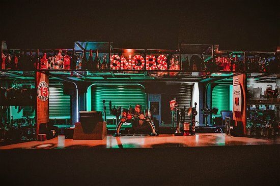 Snobs Bar & Grill