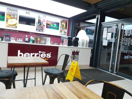 Berries Bagels & Shakes