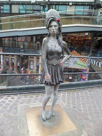 Statue of Amy Winehouse